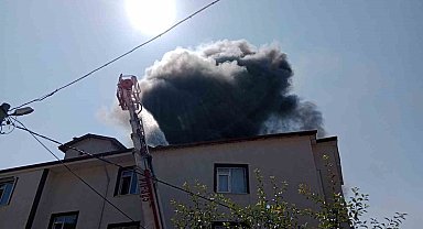 Bolu'da apartmanın çatı katı alev alev yandı