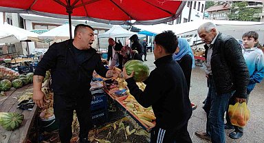 Bolu'da hayırsever esnaf 1 ton karpuzu 1 saatte ücretsiz dağıttı