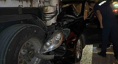Bolu'da lüks SUV park halindeki tıra çarptı: 1 yaralı