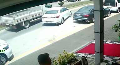 Bolu'da park yerinden çıkan otomobile kamyon çarptı