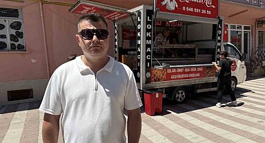 Boşanmasını lokma dağıtarak kutladı