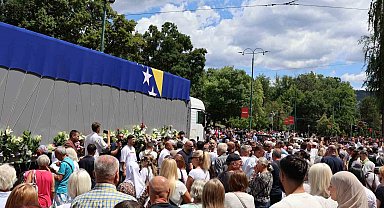 Bosna Hersek'te toprağa verilecek 10 şehidin cenazesi, dualarla Srebrenitsa'ya uğurlandı