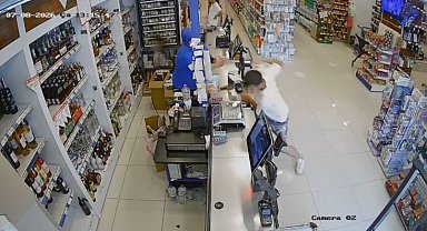 Böyle gaspçı görülmedi: Marketten parayı alıp kaçtı, içinde çocuk olan otomobili de kaçırdı, yaya olarak kaçarken cep telefonu gasp etti