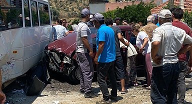 Bozdoğan'da işçi servisi ile otomobil çarpıştı:3 yaralı