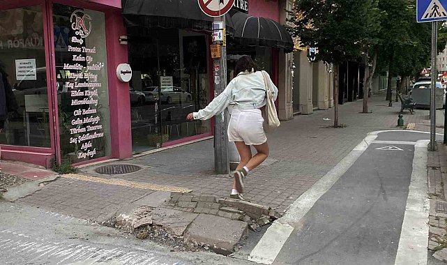 Bu kaldırımdaki hasar yayalar için düşme riski oluşturuyor