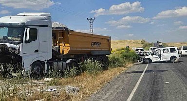 Bulanık'ta kamyonla kamyonet kafa kafaya çarpıştı: 2 ölü, 2 yaralı