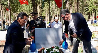 Burhaniye de Şehitlikler ziyaret edildi