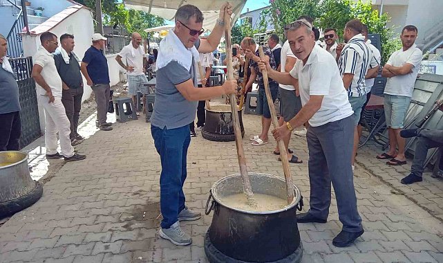 Burhaniye'de keşkek dövme geleneği devam ediyor