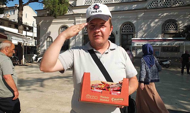 Burhaniye'de Polis şapkalı seyyar satıcı ilgi odağı oldu