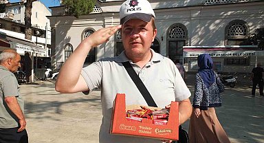 Burhaniye'de Polis şapkalı seyyar satıcı ilgi odağı oldu