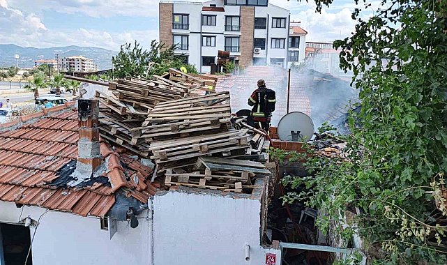 Burhaniye'de yanan evde mahsur kalan vatandaşı itfaiye kurtardı