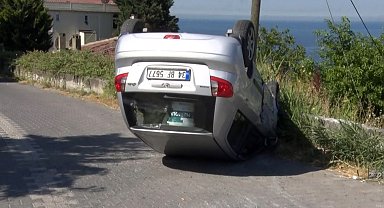 Büyükçekmece'de araç takla attı