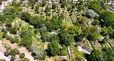 Büyükşehirden asri mezarlıkta temizlik çalışması