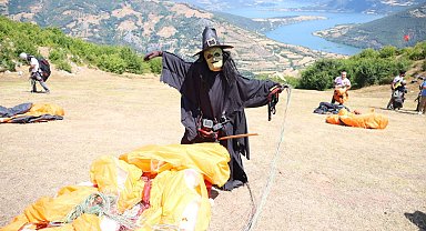 Cadı kostümüyle yamaç paraşütü yaptı, festivalde ilgi odağı oldu