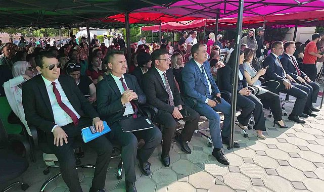 Çamelili öğrenciler kardeş okulun mezuniyet coşkusuna ortak oldu