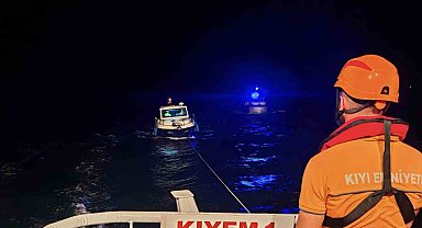 Çanakkale Boğazı'nda sürüklenen tekne kurtarıldı