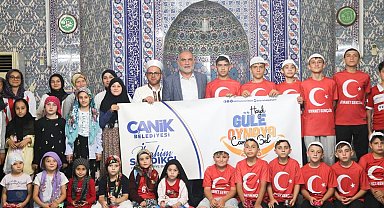 Canik'te camiye gelen hediyeyi alıyor