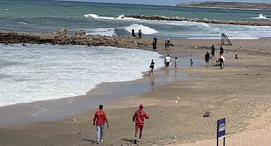 Cankurtaranların zorlu mesaisi: Yüksek dalgalara aldırış etmeyen vatandaşları tek tek uyardılar