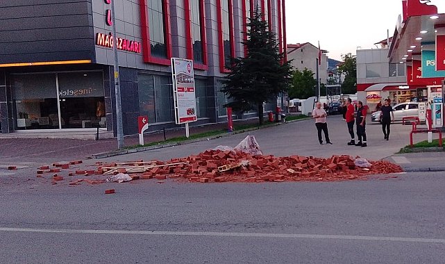 Çaycuma'da hareket halindeki tırdan yola tuğlalar saçıldı