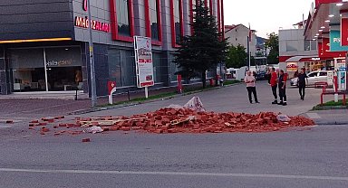 Çaycuma'da hareket halindeki tırdan yola tuğlalar saçıldı