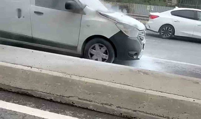 Çekmeköy'de yanan otomobil vatandaşların müdahalesiyle söndürüldü