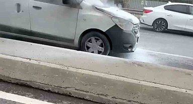 Çekmeköy'de yanan otomobil vatandaşların müdahalesiyle söndürüldü
