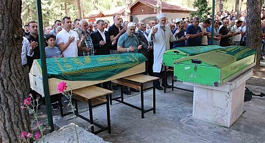Cenaze dönüşü kazada hayatını kaybeden anne ve 2 oğlu son yolculuklarına uğurlandı