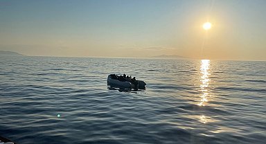 Çeşme'de hareketli lastik bottaki 20 düzensiz göçmen yakalandı