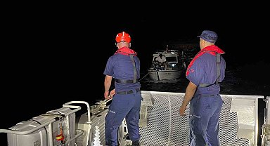 Çeşme'de sürüklenen teknedeki 3 kişi Sahil Güvenlik ekiplerince kurtarıldı