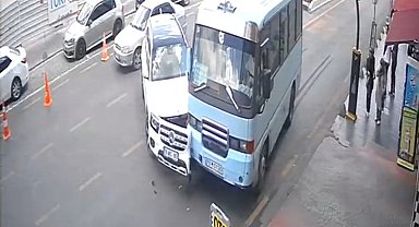 Cip ile yolcu minibüsünün çarpıştığı anlar kamerada