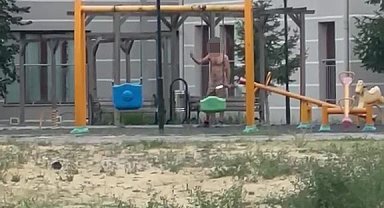 Çocuk parkında elinde bıçakla cinnet geçiren şahsı polisler ikna etti