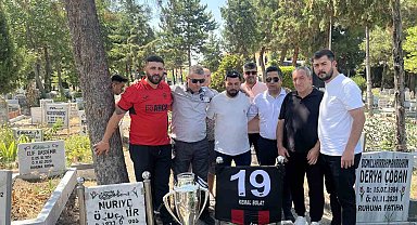 Çorum FK'nın şampiyonluk kupası, emektar gazetecisinin kabrine götürüldü