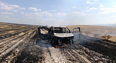 Çorum'da örtü yangınının sıçradığı hafif ticari araç küle döndü