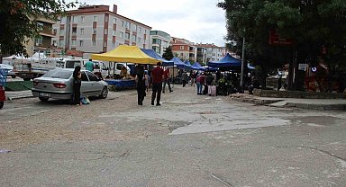 Çorum'da sağanak pazarcılara zor anlar yaşattı