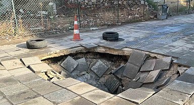 Çorum'da sağanak yağış sonrası kaldırım çöktü