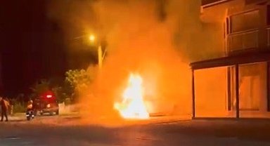 Dalaman'da park halindeki elektrikli araç alev alev yandı