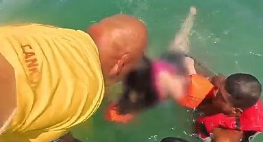 Dalgalara kapılan 15 yaşındaki genç kızın imdadına cankurtaran ekipleri yetişti
