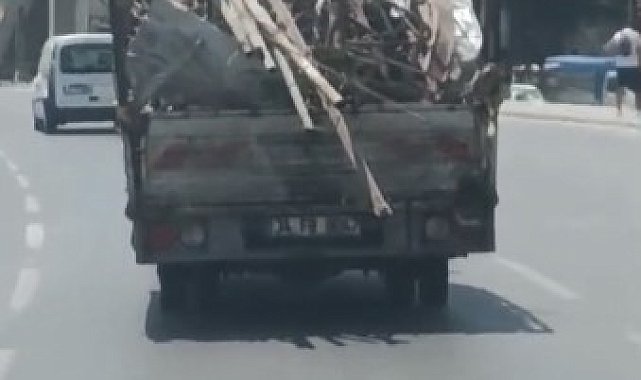 Demir yüklü kamyonetin tehlikeli yolculuğu kamerada
