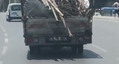 Demir yüklü kamyonetin tehlikeli yolculuğu kamerada