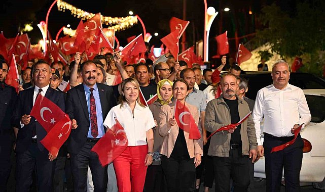 Demirci'de demokrasi nöbetinde kahramanlık türküleri yankılandı