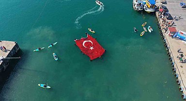 Denizcilik ve Kabotaj Bayramı'nda denizde açılan dev bayrak alkış aldı