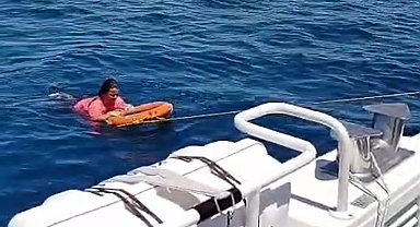 Denizde açığa sürüklenen kadın, deniz polisi tarafından kurtarıldı