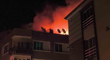 Denizli'de yanan çatıya hortumla çıkan vatandaş mahalleliye ecel terleri döktürdü