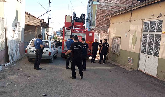 Depremde iki katlı müstakil evde kısmi göçük
