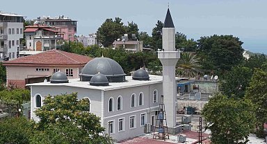 Depremin ardından inşa edilen 131. cami dualarla ibadete açıldı