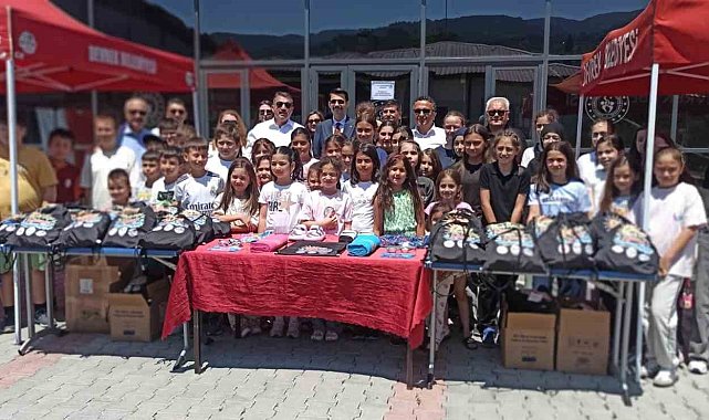 Devrek'te öğrencilere havuz malzemeleri hediye edildi