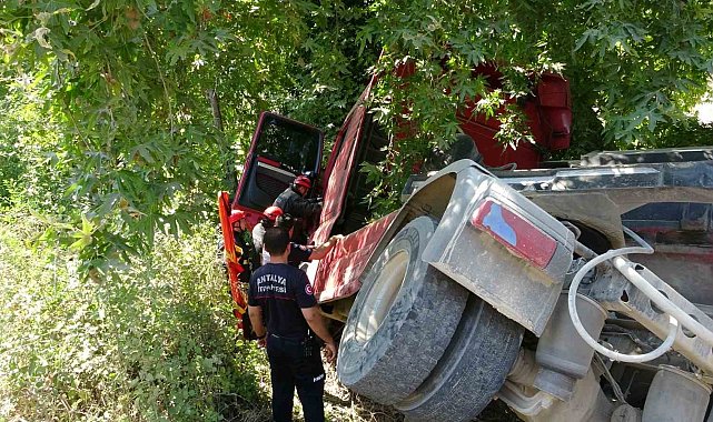 Devrilen çekici çınar ağacına takıldı sürücü araç içinde sıkıştı