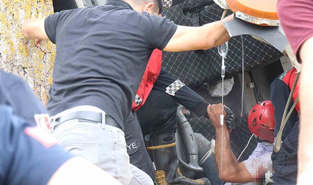 Devrilen çekicide sıkışan sürücü için ekipler seferber oldu