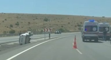 Devrilen otomobilde 3 kişi yaralandı