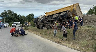 Devrilen taş yüklü kamyonun sürücüsü öldü, savrulan taşlar evin duvarını yıktı